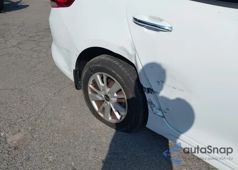 2017 Kia Optima Lx z USA, uszkodzony, nr VIN 5XXGT4L32HG135400